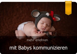 ein Baby mit Teddy-Mütze liegt auf einem Fell - Dunstan Babylanguage - Babyzeichensprache