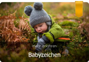 Babyzeichen - ein Baby spielt in der Natur